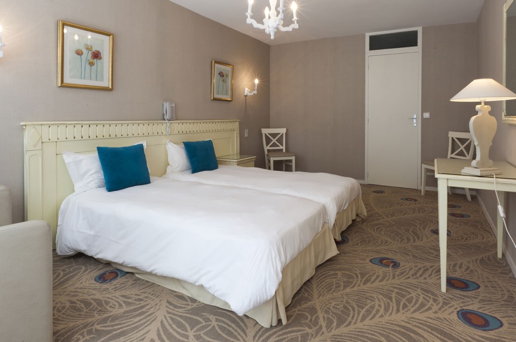 Dormitorio con 2 camas individuales Hôtel du Parc Dormitorio con 2 camas individuales Hôtel du Parc